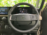 左右に並ぶスイッチ類で、運転中に手元から各種機能へアクセスできます。メーターを見ながら操作しやすく、日常の移動をサポートする便利な装備が備わります。