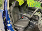運転席まわりには十分なスペースがあり、大柄な方でもゆったり運転していただける環境です。