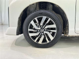 アルミホイールが車の雰囲気を引き立てますね!