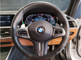 BMWのステアリングはドライバーと車体が一体感に感じれるような操作性を実現しております。また、握りやすさや操作性を向上するためにスイッチ類も配置されております。