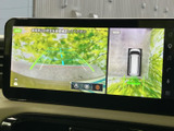 後方映像に加えて車両周辺の表示も確認でき、駐車時の距離感をつかむ目安になります。画面のガイドを見ながら周囲を確認でき、車庫入れをサポートします。