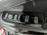 パワーウィンドウのスイッチですよ。運転席に居ながら窓を開け閉めのコントロールできます。