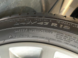 純正18インチアルミホイール。フロントは245/45R18