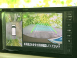 車両周辺を上方と後方の映像で確認でき、画面には進行方向の目安も表示されます。駐車場での切り返しや狭い場所での移動を、見やすい画面で支えます。