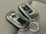 お車のカギを鞄やポケットなどから取り出すことなく、ドアの施錠・開錠、エンジンの始動・停止が可能となっております。スペアキーも付属しています。