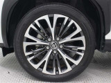 18インチアルミホイール(切削光輝/センターオーナメント付)を装着しています。タイヤサイズ215/50R18
