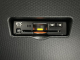 レバー上に操作内容を示すマークがまとめられ、運転席から視認しやすい配置です。必要な機能を確認しながら扱えるため、天候の変化が気になる日にも、落ち着いて運転を続けるための装備です。