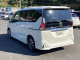 【電動格納ミラー】運転席にあるボタン一つで左右のミラーを畳めます。