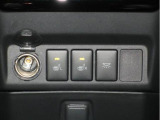 冬場の寒い時に重宝します。運転席・助手席ヒーター付きです。左側に丸型12V電源ソケット、右側に前席中央の足元で光るランプのスイッチです。