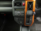 【オートエアコン】一度お好みの温度に設定すれば、車内の温度を検知し風量や温度を自動で調整。暑い&hellip;寒い&hellip;と何度もスイッチ操作をする必要はありません。快適な車内空間には必須の機能ですね