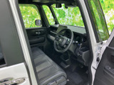 前席は運転席と助手席が並び、座面や背もたれには落ち着いた色合いを採用。大きな窓から周囲を見渡しやすく、乗り降りの際も開放感があります。