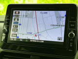 地図上に道路や周辺施設が表示され、現在地を確認しながら目的地までの道順を把握できます。画面内の案内表示も見やすく、初めて訪れる場所への移動にも役立ちます。