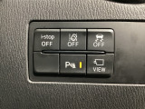 運転席脇のクラスタースイッチ部分にはカメラ切り替えスイッチ、パーキングセンサー、その他走行系スイッチを集中配置しております。