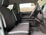 前席は窓から光が入り、運転席まわりを見渡しやすいレイアウトです。シートには明るい差し色が入り、落ち着いた室内にほどよいアクセントを添えています。日々の乗り降りもスムーズです。