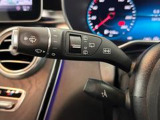 ステアリングボタンは、使いやすいデザインでございます。ステアリング付近のレバーや、ステアリングボタンで追従機能の操作も可能でございます。