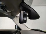 【ルームミラー一体型ETC車載器】ルームミラーの裏側に目立たない様に配置されたETCカード挿入口。スタイリッシュ且つ機能的なものとなっております。