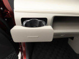 カップホルダーは運転席や助手席からちょうど手の届く位置です!!