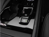 軽いタッチの電気式サイドブレーキとオートサイドブレーキが装備されます。