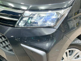 【LEDヘッドライト】悪天候や夜間走行時も良好な視界を確保し安心して運転できる高輝度LEDヘッドライトを装備!点灯速度が早く、消費電力も抑えられています。
