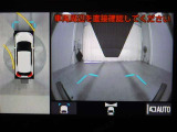パノラミックビューモニター付きです。車両を上から見たような映像をディスプレイオーディオ画面に表示。運転席からの目視だけでは見にくい、車両周辺の状況をリアルタイムでしっかり確認できます。
