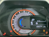 速度計やシフト位置、燃料残量などの表示がまとまっており、運転に必要な情報をひと目で確認しやすい配置です。走行距離や外気温も表示され、日々の運転をサポートします。