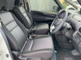 運転席には、シートリフターが付いております☆ 前後のスライドに加えシートの高さも変更出来ますので小柄な女性の方でも運転し易いポジションを取れます♪