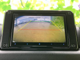 後方の様子を画面で確認でき、駐車時など周囲を確かめたい場面で役立ちます。目安となるガイド表示もあり、車両後方の距離感を把握する際に便利な装備です。
