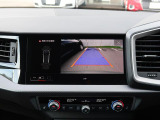 バックカメラ駐車時、後退時に後方を確認する事ができる安全快適装備になります映像だけでなくセンサーにより障害物の距離もドライバーに直感的に伝えてくれる機能になります。