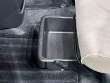靴などが収納できる便利な助手席シートアンダートレイが付いてます