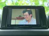 停車中にテレビ番組などの映像を視聴でき、休憩時間をゆったり過ごしたいときに便利です。画面を通して映像を楽しめるため、待ち時間にも活用いただけます。