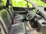 前席はゆとりを感じる空間で、運転席からの見通しも確保されています。落ち着いた色合いのシートとすっきりした足元で、毎日の移動も心地よく過ごせそうです。