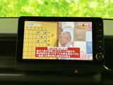 テレビ番組を画面で確認でき、停車中の待ち時間も車内で過ごしやすくなります。映像と字幕が見やすく表示されており、停車時にテレビを楽しみたい方におすすめです。