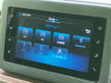 FM・AMに加え、BluetoothやUSBなどの選択項目が表示され、使いたい音源を選びやすい画面です。交通情報や接続設定もまとまり、日常の移動中に活用しやすい内容です。
