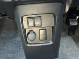 シフトレバー下にあります。前席シートヒーターで寒い冬も快適に運転が出来ますね。