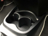 運転席・助手席用と2つのカップホルダーを装備しています。