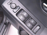 運転席側には 集中スイッチ(全ドアを操作するスイッチ) があり、運転席から乗員全員分の窓をコントロールできます。
