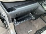 車検証など収納出来る、便利な収納スペースがたくさん用意されています