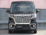 天井も両サイドも真っ直ぐなBOX型のボディだから、頭上も肩まわりも余裕たっぷり。開放感のあるリラックス空間で、運転中の動作もラクラクです。