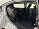 【シートアレンジ】リアシート座面を持ち上げると、背の高い荷物を積むのに便利な空間が出現します!多彩なシートアレンジで使い勝手良好!