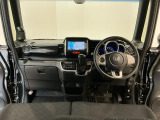 【前方視界】開放的な前方視界!運転がしやすく疲れにくいです♪窓が大きく、見通しがとっても良いおクルマですよ♪