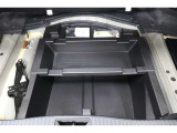 ラゲージスペースには床下収納を備えています。洗車用品や靴などを入れておけて便利ですよ。