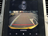 リバースポジションにシフトすると自動的にカメラが作動、画面に後方の視界が映し出される、安心のバックカメラを装備。