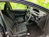 前席へアクセスしやすい開口部から、運転席と助手席の様子も見渡せます。シートや足元は落ち着いた色合いでまとめられ、乗り降りの際にも確認しやすい室内です。