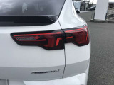 BMWのテールランプはプレスラインへと続く形状のため、統一感のある綺麗なラインを演出しております。