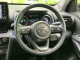 手元に各種スイッチがまとまり、運転姿勢を保ちながら必要な操作にアクセスしやすい配置です。握りやすい形状で、毎日の移動を便利にサポートします。