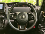左右のスポーク部分にスイッチが配置され、運転姿勢を保ちながら手元で各種操作を行いやすい設計です。メーターも前方に見渡せる位置にあり、運転時の確認を助けます。