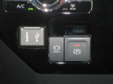 空調パネルの下に電動パーキングと停止保持をしてくれるホールドのスイッチがございます。左側には、HDMIとUSBのポートが付いております。
