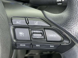 クルーズコントロール機能が付いています。 速度を設定するとアクセルを踏まなくても一定の速度で走ることができます。  高速道路ではとても便利な装置なんです。