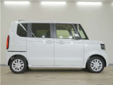 リアには左右スライドドアを採用。狭い駐車場でも開閉しやすく、強風の日でもドアが煽られにくくなっております。小さなお子さまやご年配の方も安心して乗り降りできます。