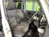 運転席まわりには十分なスペースがあり、大柄な方でもゆったり運転していただける環境です。
